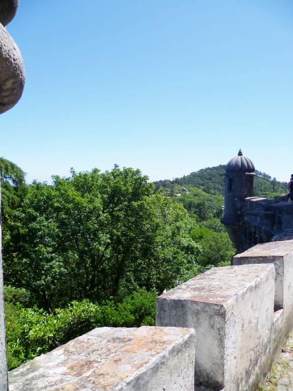 左上隅に 2 つの球状のオブジェクトがある画像